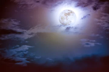 Selbstklebende Fototapete Vollmond und Bäume Nachthimmel mit Wolken und heller Vollmond mit glänzendem