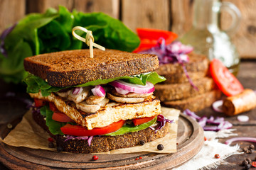veganes Sandwich mit Tofu und Gemüse