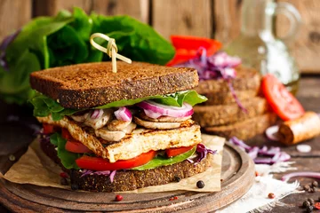 Deurstickers vegan sandwich met tofu en groenten © yuliiaholovchenko