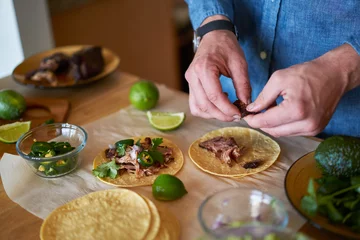 Deurstickers making tacos at home in kitchen © Joshua Resnick