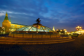 Вечер в центре Москвы рядом с Кремлём.