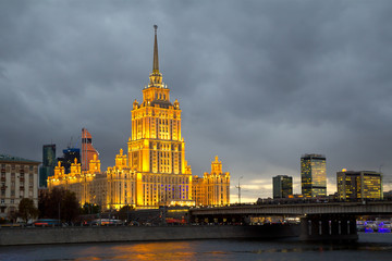 Fototapeta premium Высотное здание в Москвае вечером.