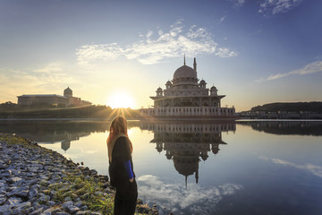 Obraz premium Malaysia travel - Putrajaya Mosque with Muslimah pray in Malaysi