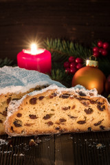 Weihnachtlicher Stollen mit Kugeln