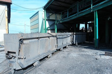 Vagones tolva preparados para entrar en el ascensor de un pozo minero (ya clausurado y cerrado)