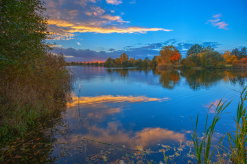 Fototapeta na wymiar Herbstlicher See / Sonnenuntergang am Thielenburger See in Dannenberg (Landkreis Lüchow-Dannenberg, Niedersachsen). Aufgenommen am 29. Oktober 2016.