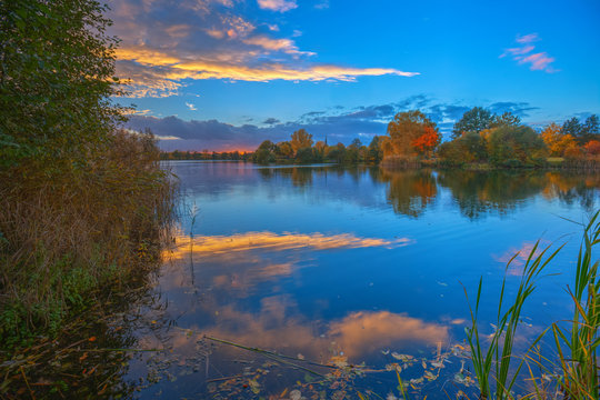 Herbstlicher See / Sonnenuntergang am Thielenburger See in Dannenberg (Landkreis L&uuml;chow-Dannenberg, Niedersachsen). Aufgenommen am 29. Oktober 2016.