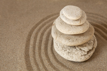 Fototapeta na wymiar galets sur le sable relaxation réflexion