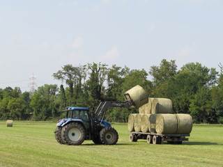 Agricoltura - raccolta delle balle di fieno