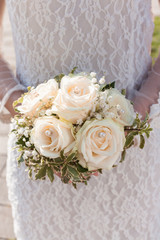 Brautstrauß aus weißen Rosen mit Perlen und Blattgrün