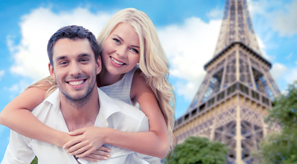 Obraz premium happy couple having fun over eiffel tower
