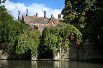 Fototapeta na wymiar Cambridge University. View from river cam