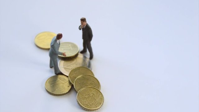  2 Hommes au milieu d'un tas de pi&egrave;ces : r&eacute;flexion