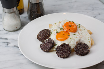Black pudding sausage and potato chips
