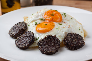 Black pudding sausage and potato chips