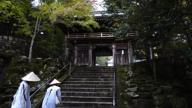 四国霊場第88番札所大窪寺の参道とお遍路さん　4倍スロー