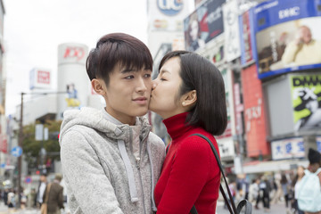 カップル　男女　デート　渋谷スクランブル交差点でほっぺにキスをする恋人　幸せ　スキンシップ