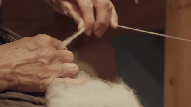 Spinnerin bei der Arbeit