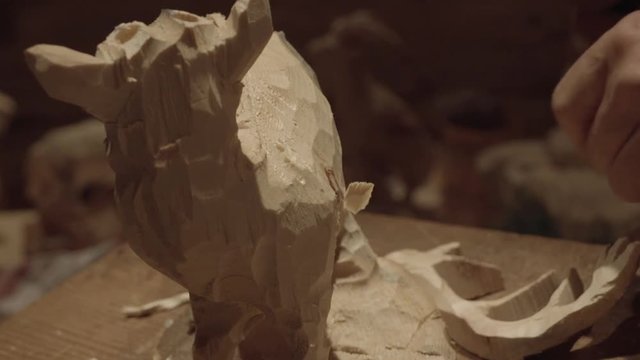 Holzschnitzer bei der Arbeit