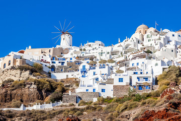 Traditional white architecture of Oia village, Santorini island, Greece - obrazy, fototapety, plakaty