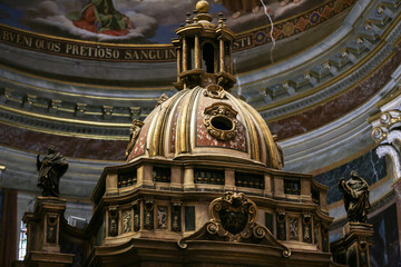 Obraz premium Interior of Basilica di Santa Maria in Trastevere in Rome. Italy
