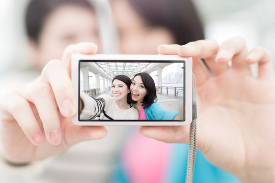 two woman selfie in hongkong