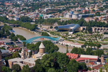 Tilt-shift вид на мост Мира и центральный парк Тбилиси, Грузия