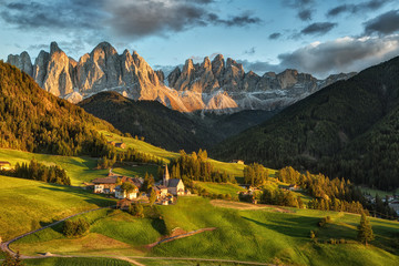 Santa Maddalena village in front of the Geisler or Odle Dolomites Group on sunset, Val di Funes, Italy, Europe. - obrazy, fototapety, plakaty