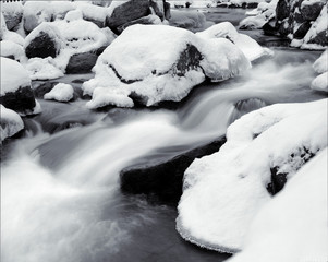 Fluss im Winter