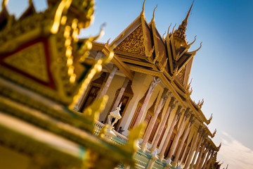 Goldener Königspalast in Phnom Penh, Kambodscha - obrazy, fototapety, plakaty