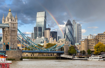 Tower Bridge und City of London mit Regenbogen