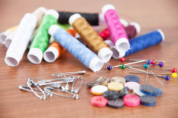 Fototapeta na wymiar colorful yarn and neeldes for sewing