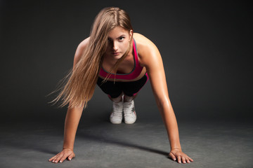 Fototapeta na wymiar Woman making push-ups
