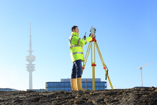 Vermesser in M&uuml;nchen auf H&uuml;gel