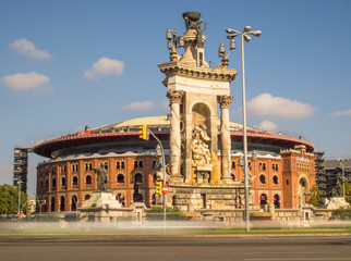 Fototapeta premium Plaza de toros y estátua