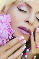 Французский сиренево розовый маникюр и макияж на девушке с гортензией крупным планом. - obrazy, fototapety, plakaty