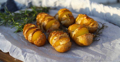 Запеченный картофель с беконом и розмарином