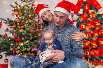 familie weihnachten vor dem baum