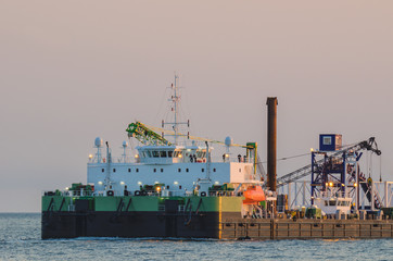 SELF - PROPELLED SHIP WORK © Wojciech Wrzesień