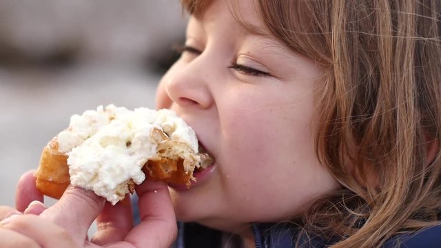 manger une gaufre slow motion