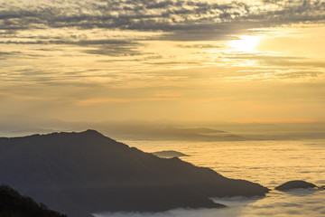 天狗平の雲海に沈む夕陽
