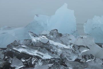 Eisberge am schwarzen Strand in der Nähe des Jökulsarlon