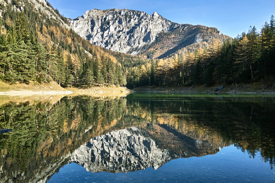 Herbstliche Spiegelung am Gr&uuml;nen See, in Trag&ouml;&szlig;. Im Hintergrund die Me&szlig;nerin