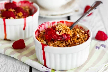 Küchenrückwand glas motiv dessert berry crumble with oatmeal © yuliiaholovchenko