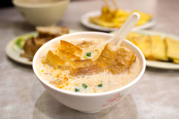 Taiwanese salty soy milk soup (Xian Dou Jiang) for breakfast　台湾の朝食 鹹豆漿...