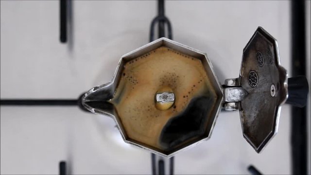 Moka Italiana - Il caff&egrave; sale nella caffettiera