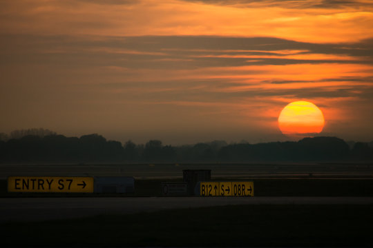 Flughafen im Sonnenuntergang