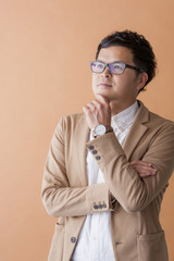 顎に手をやる男性