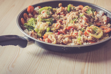 Asiatische Reis- und Gemüsepfanne mit Karotten, Brokkoli, Paprika und Nüssen