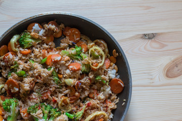 Asiatische Reis- und Gemüsepfanne mit Karotten, Brokkoli, Paprika und Nüssen